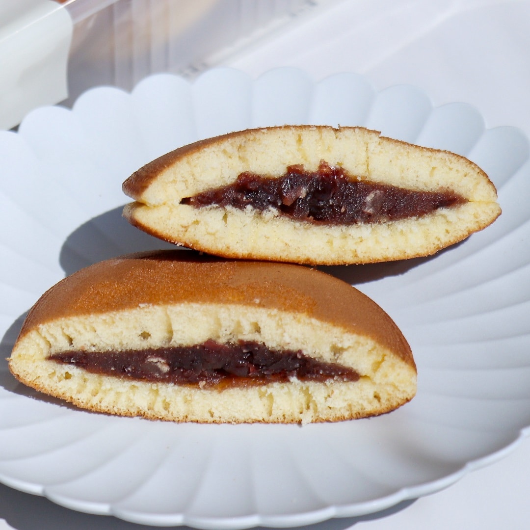 お皿にどら焼き一つのせた写真