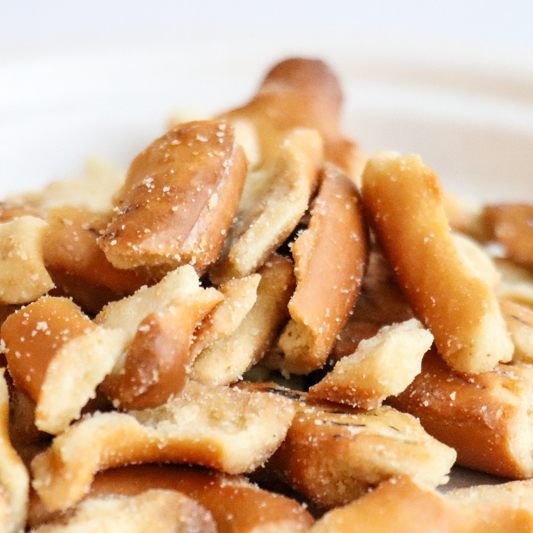 山状に積まれたクラックプレッツェル