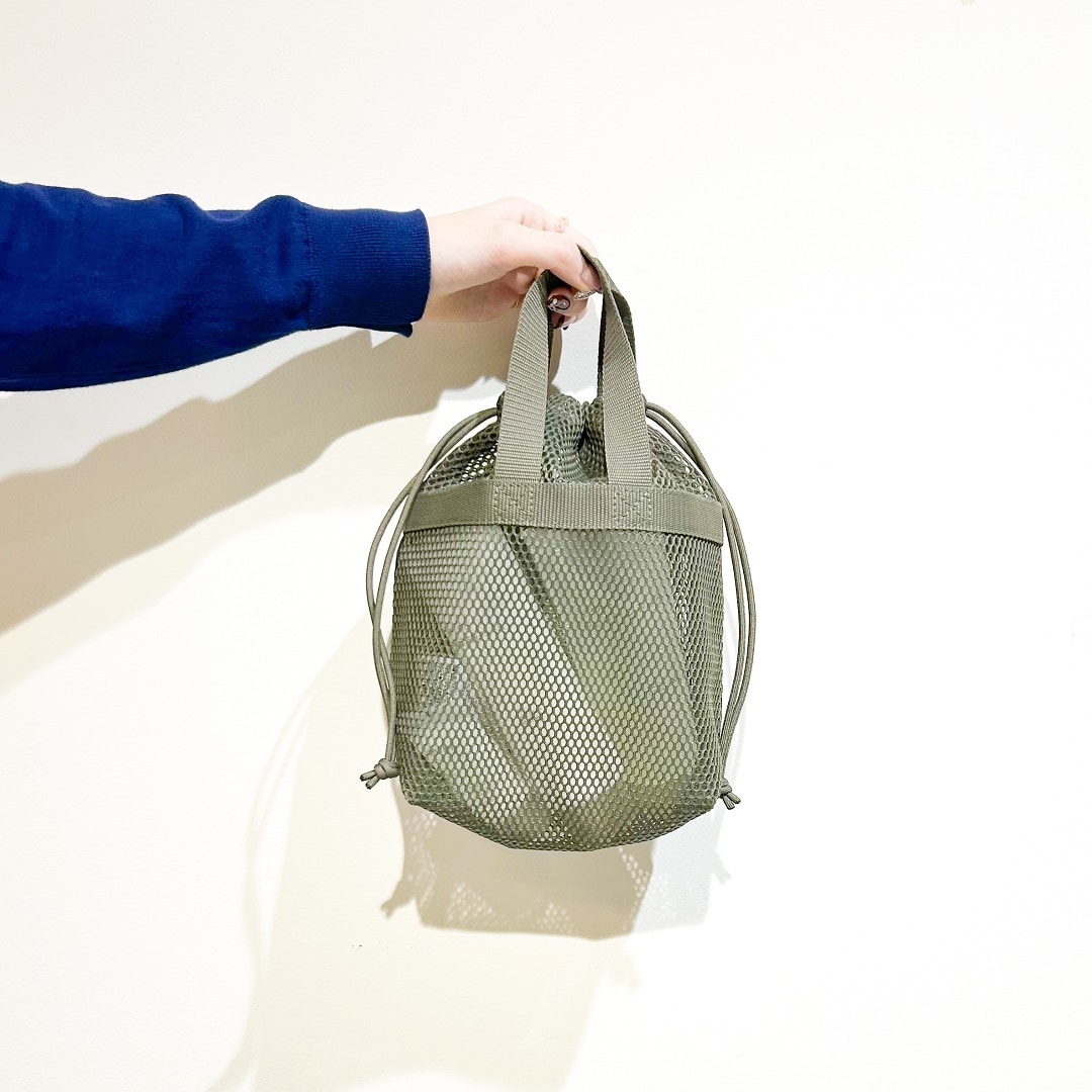 手にもった巾着