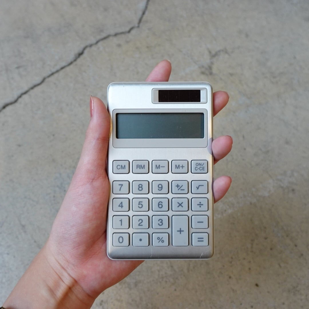 手に持った電卓