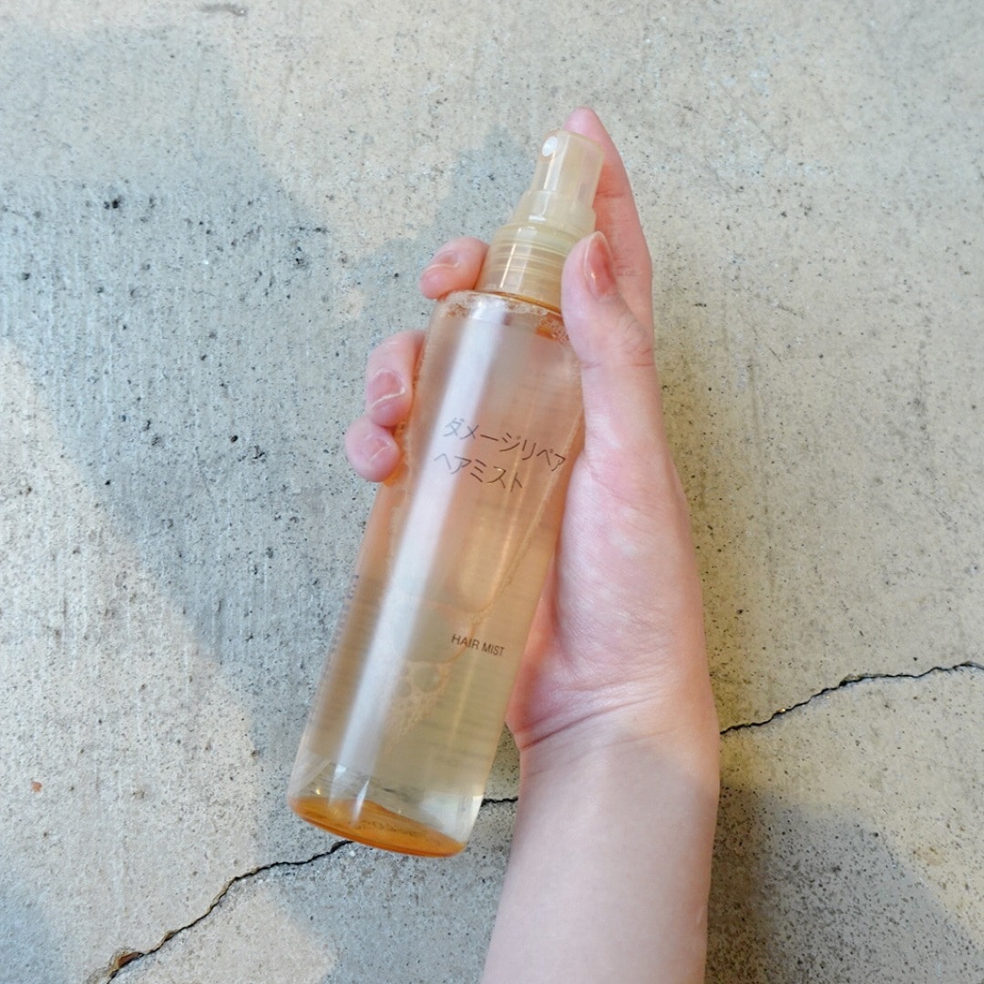 手に持ったヘアミスト