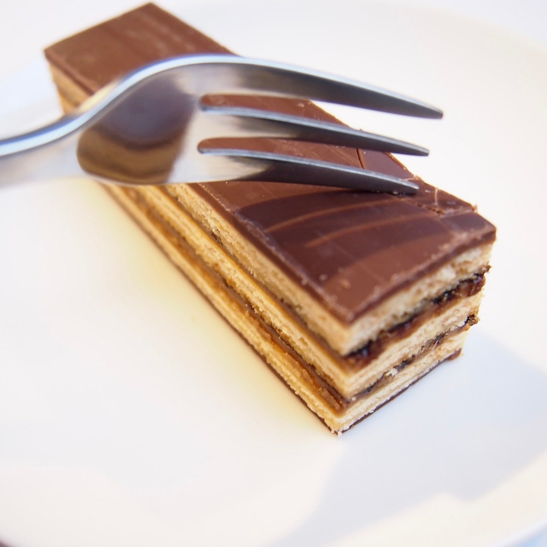 オペラケーキを切っている写真