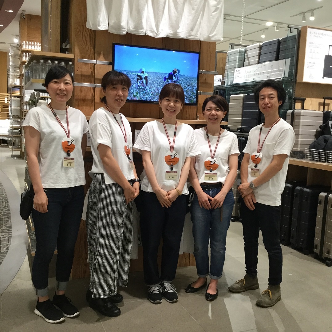 キービジュアル画像：スタッフ全員で白Ｔ着用しています。｜スタッフのおすすめ