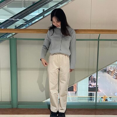 『ストレッチコーデュロイ　イージーストレートパンツ』の着こなし