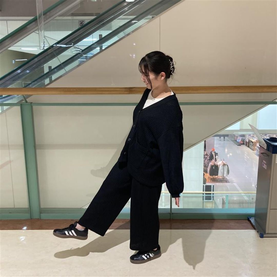 ざっくり編んだ　カーディガン、ロングパンツ