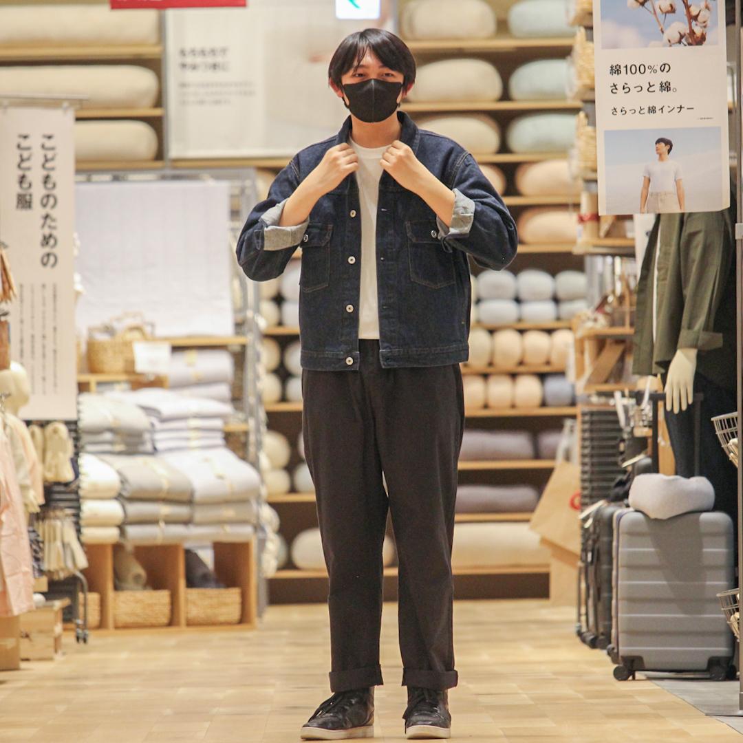 デニムジャケットを着て正面から撮った写真です
