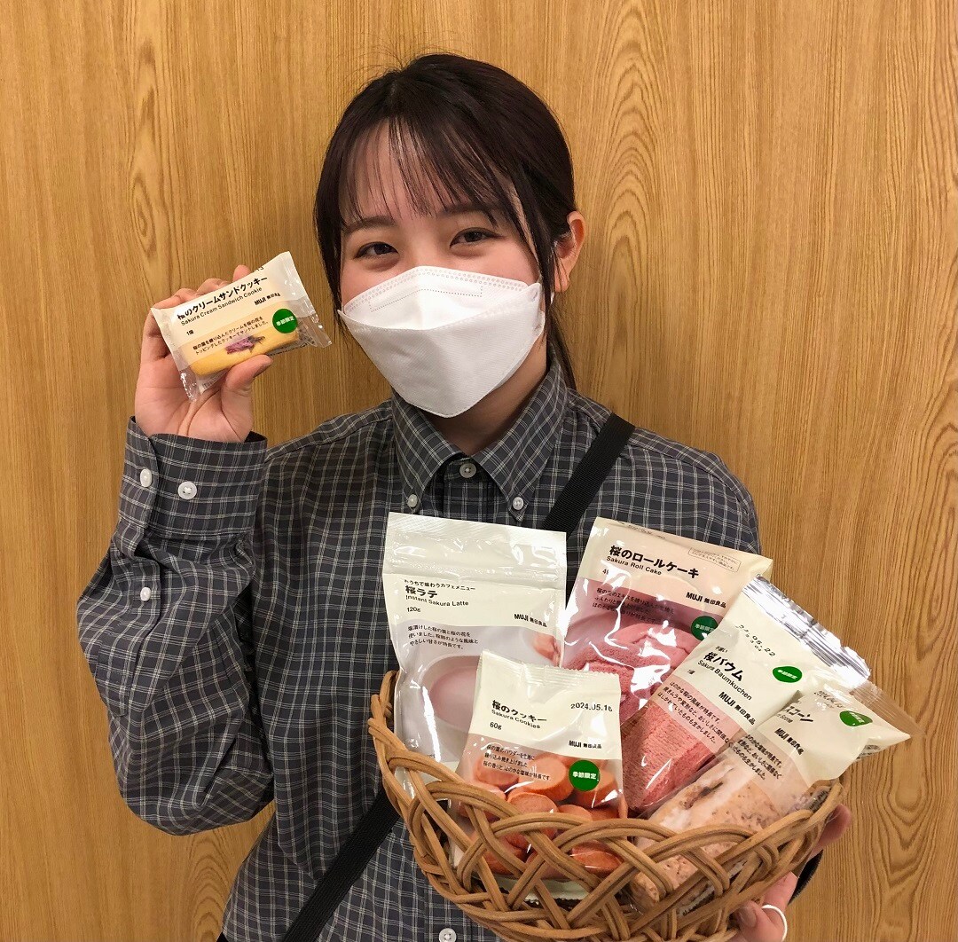 メイン　女性　クリームサンドクッキー