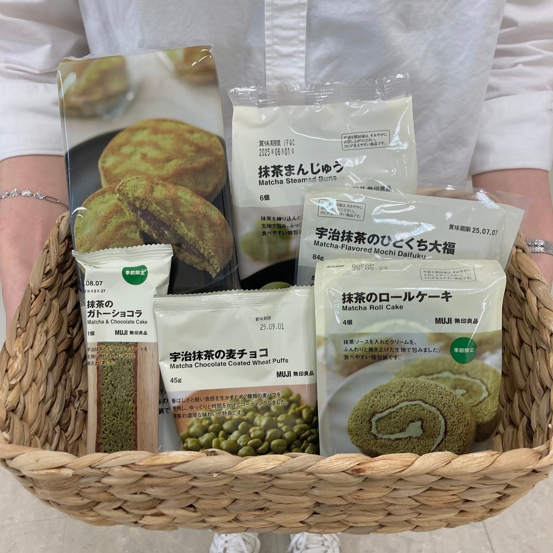 新商品をスタッフが持っている写真