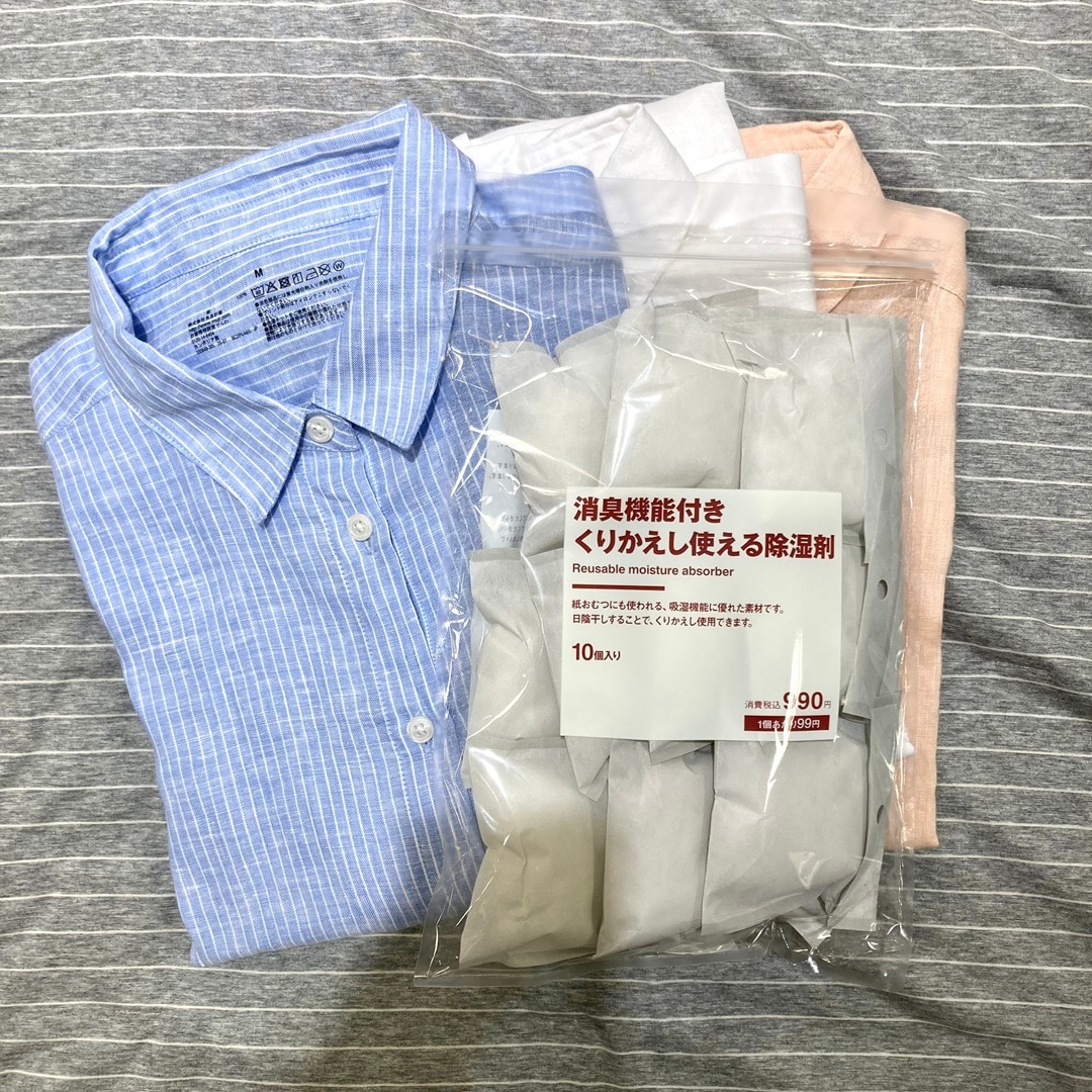 衣服とともに除湿剤が置かれている写真