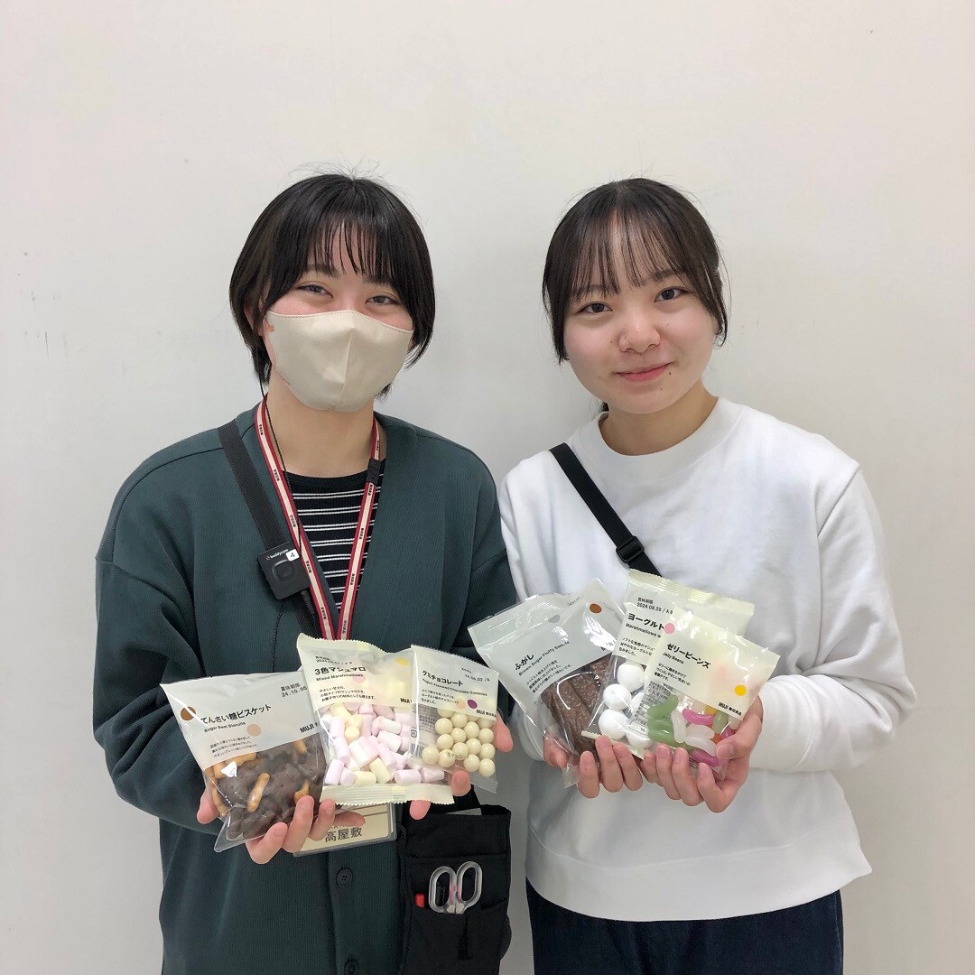 スタッフがぽち菓子を持っている