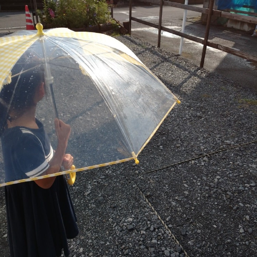 【イオンモール羽生】傘をさしている