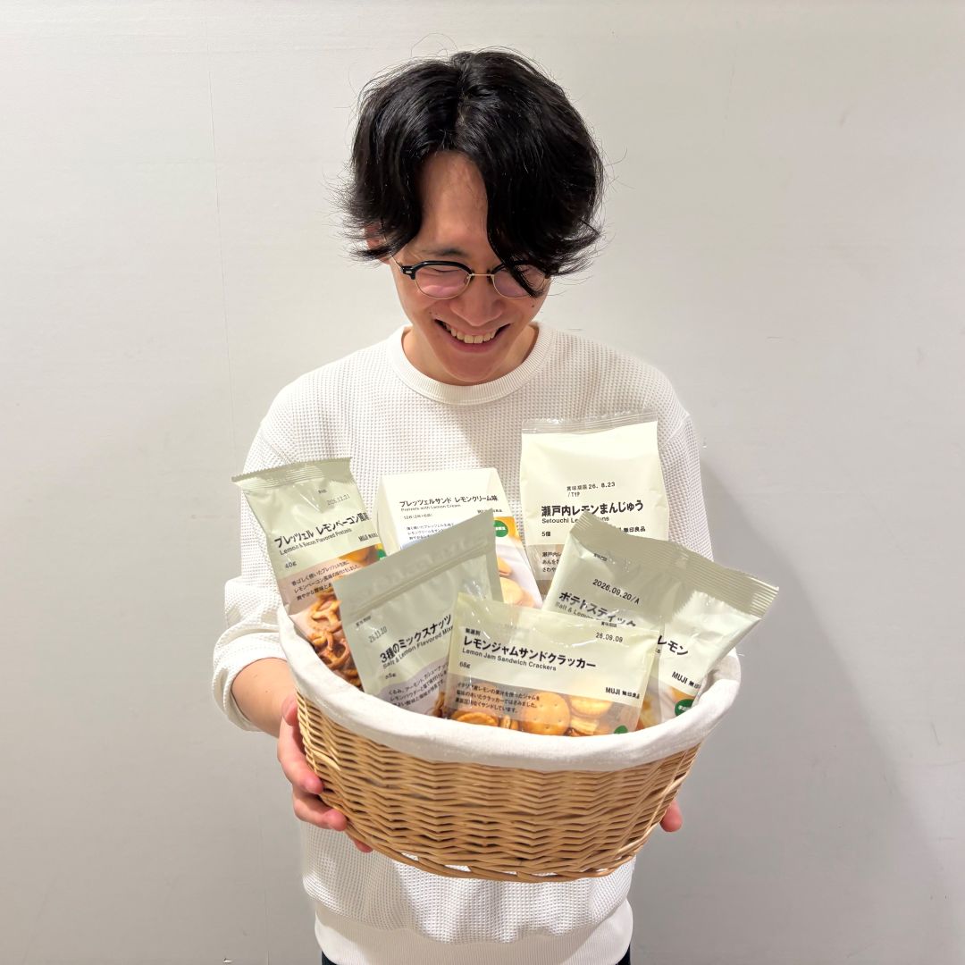 レモンのお菓子を持っている画像