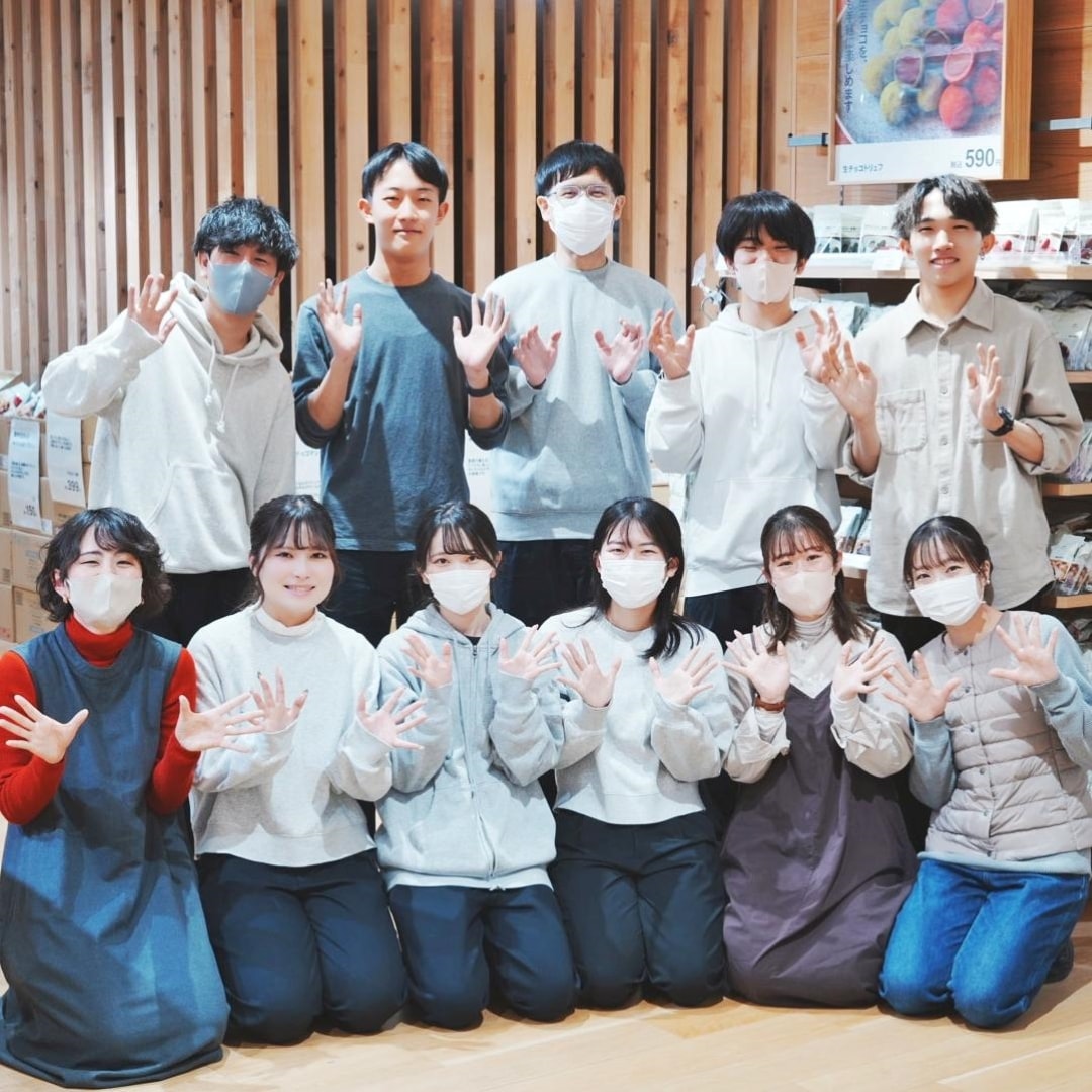 ある日の遅番スタッフ集合写真