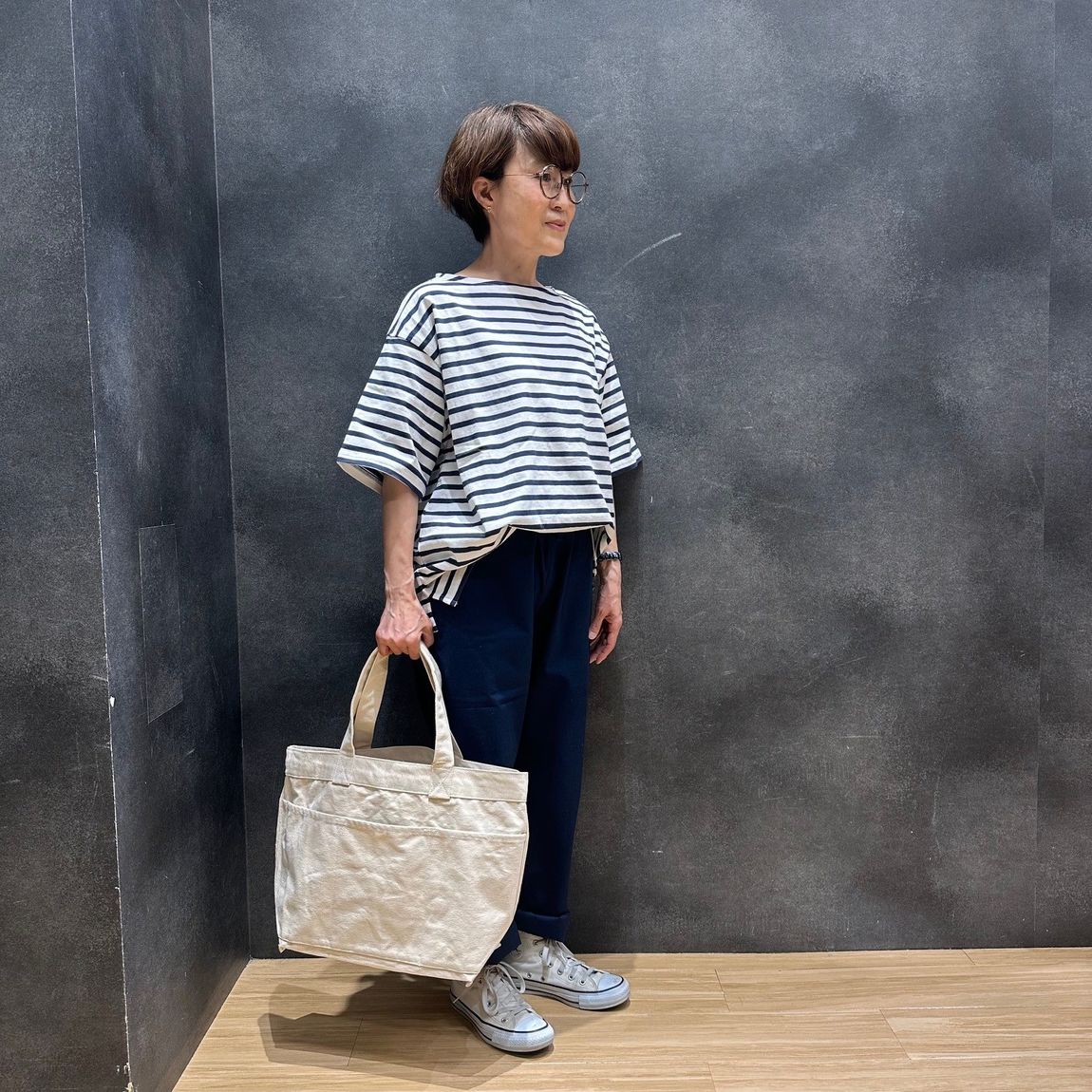 女性スタッフが紳士を着用