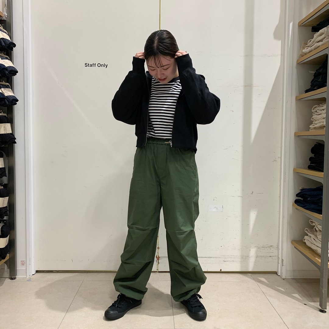 下を向いている写真