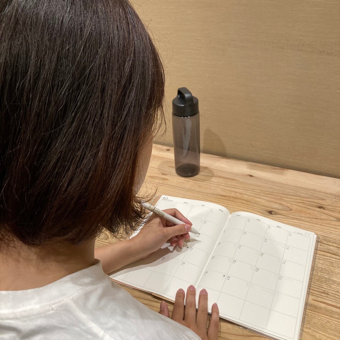 スケジュールを書いてる様子