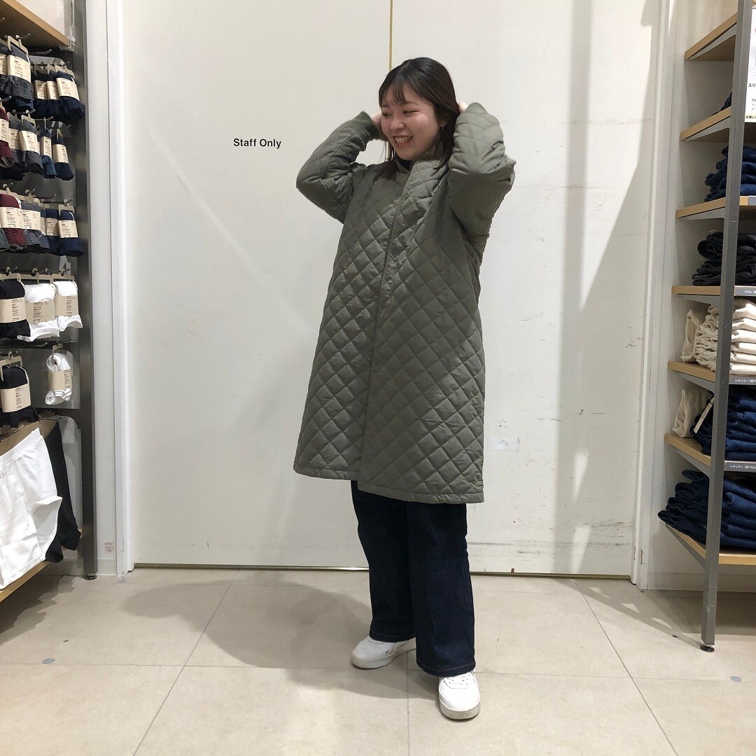両手を挙げている写真
