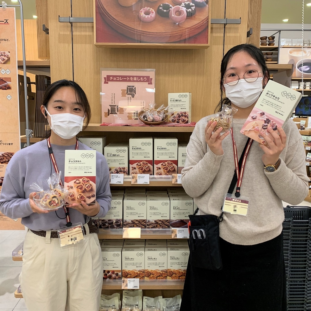 売場と商品を持っている写真