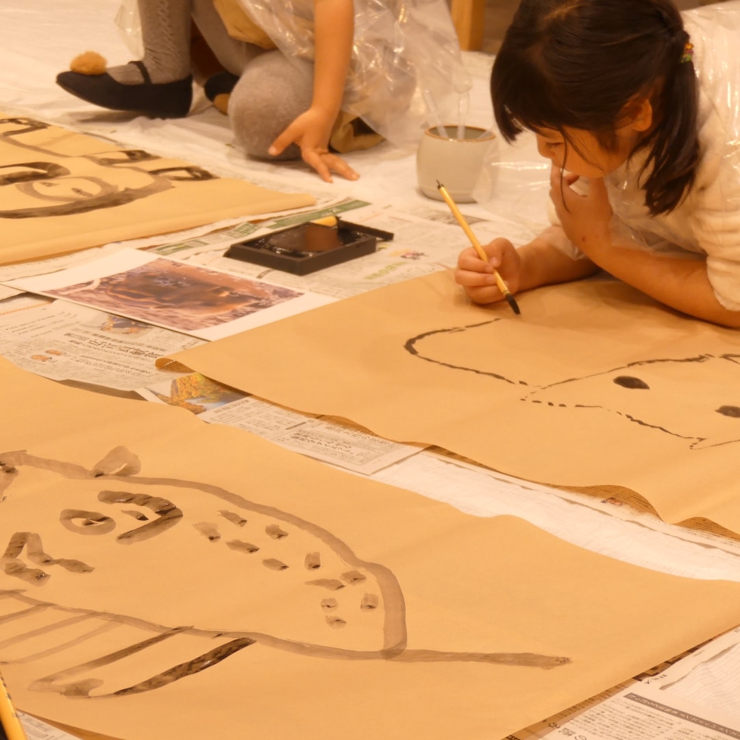 キービジュアル画像：墨を摺ってのびのびと墨絵を描こう | イベントレポート