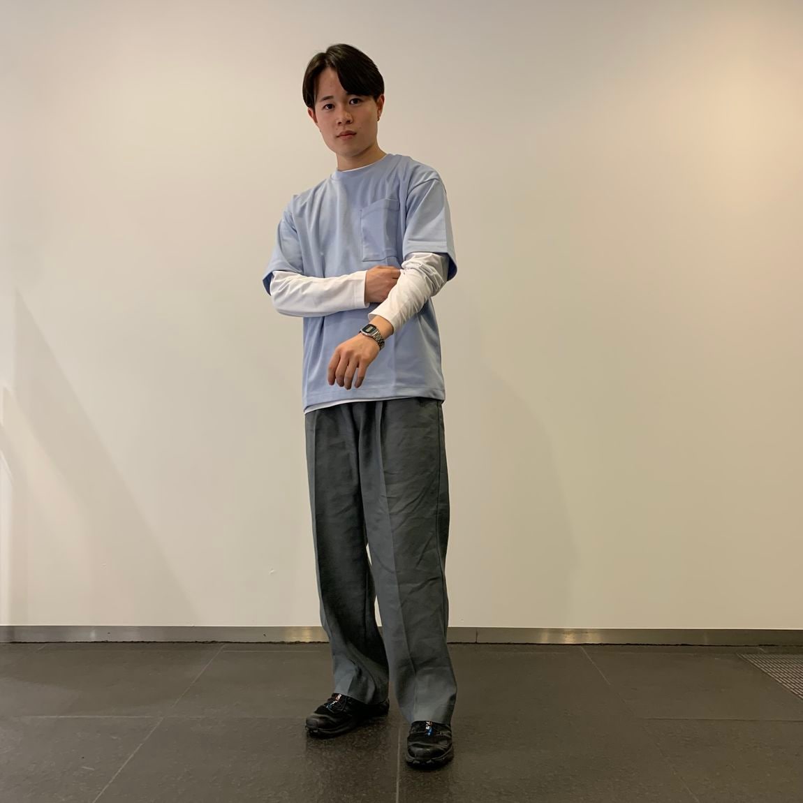 涼感ワイドTシャツを着た男性　全身