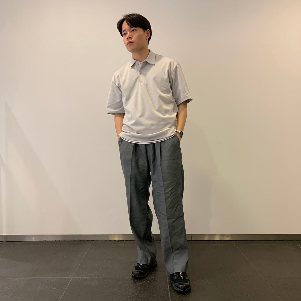 涼感ワイド五分袖ポロシャツをきた男性　全身
