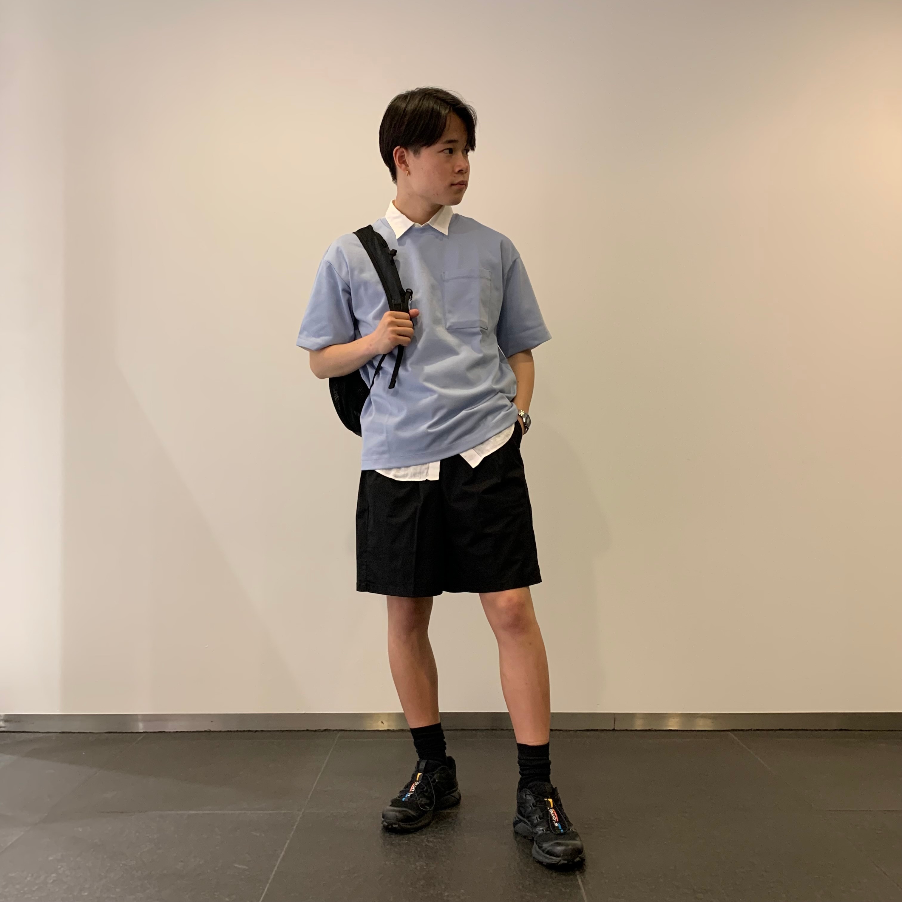 涼感ワイドTシャツを着ている男性　全身
