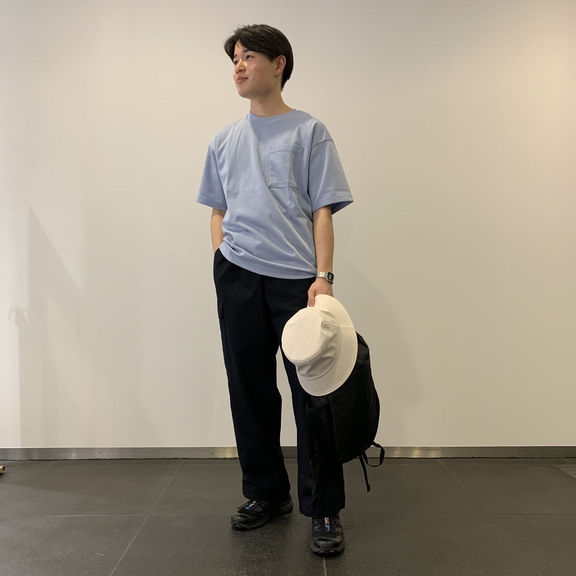 涼感ワイドTシャツを着た男性　全身