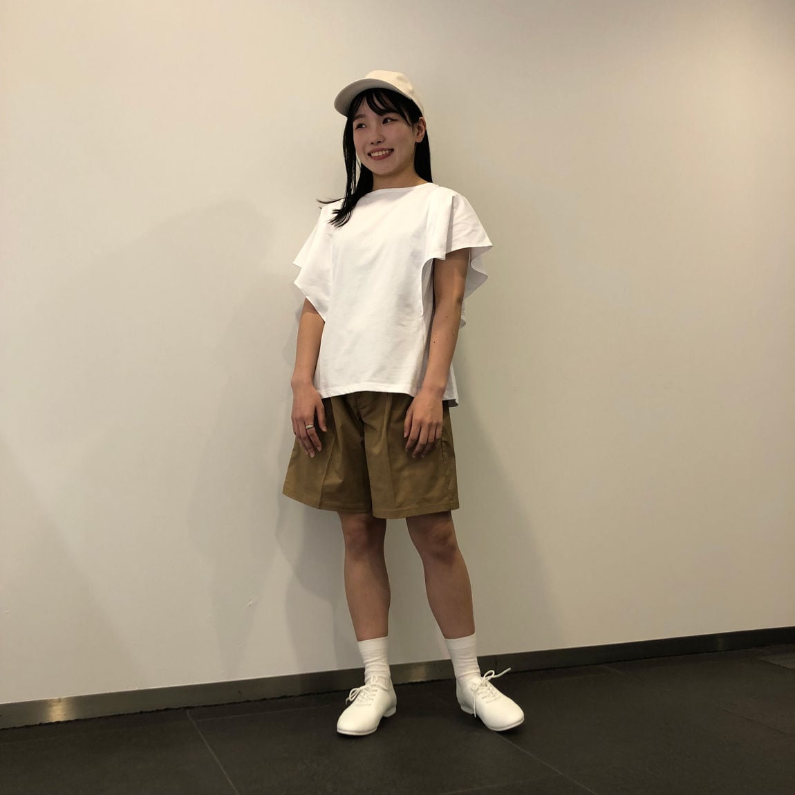 涼感UVカットブラウスTシャツを着た女性　全身