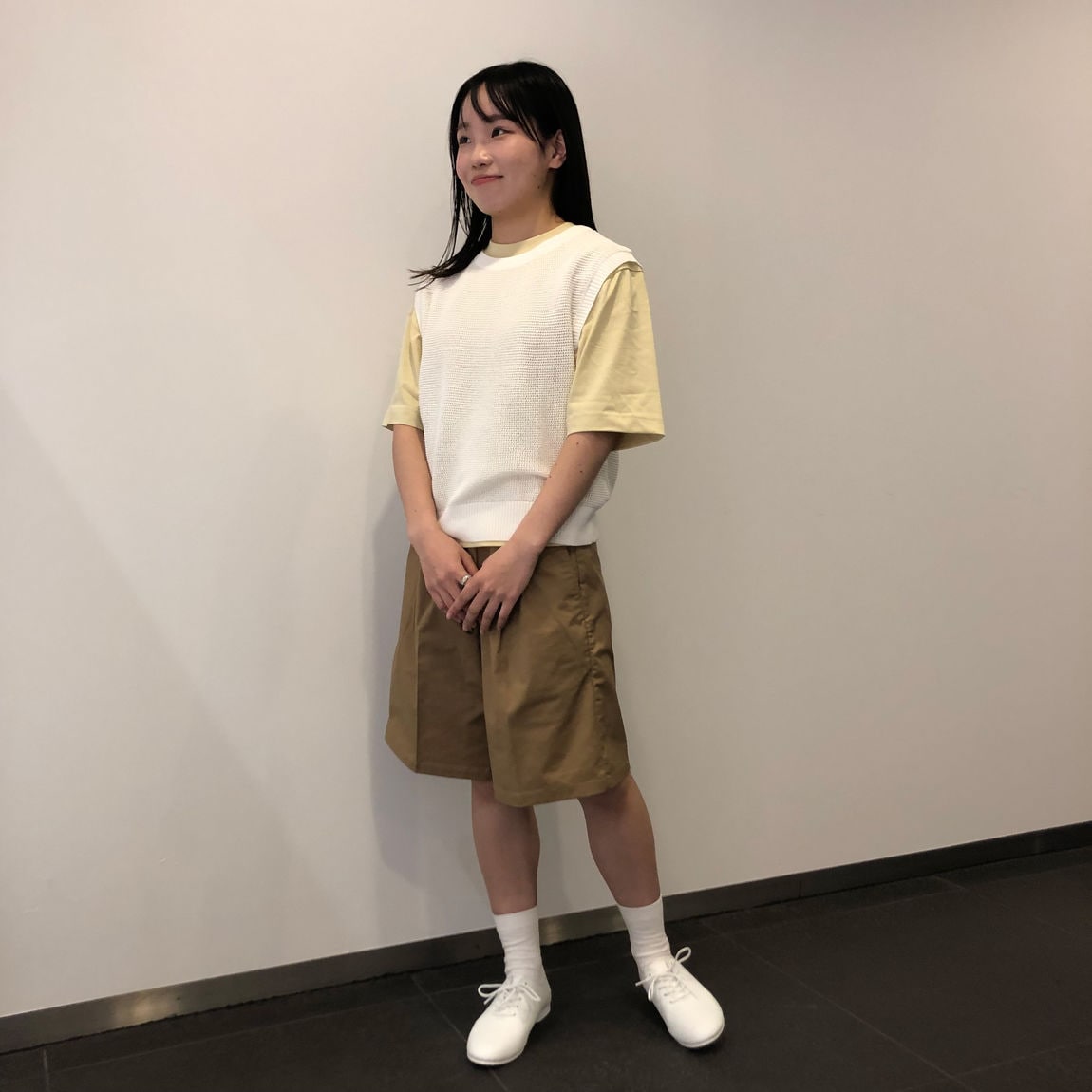 涼感ワイドTシャツを着た女性　全身