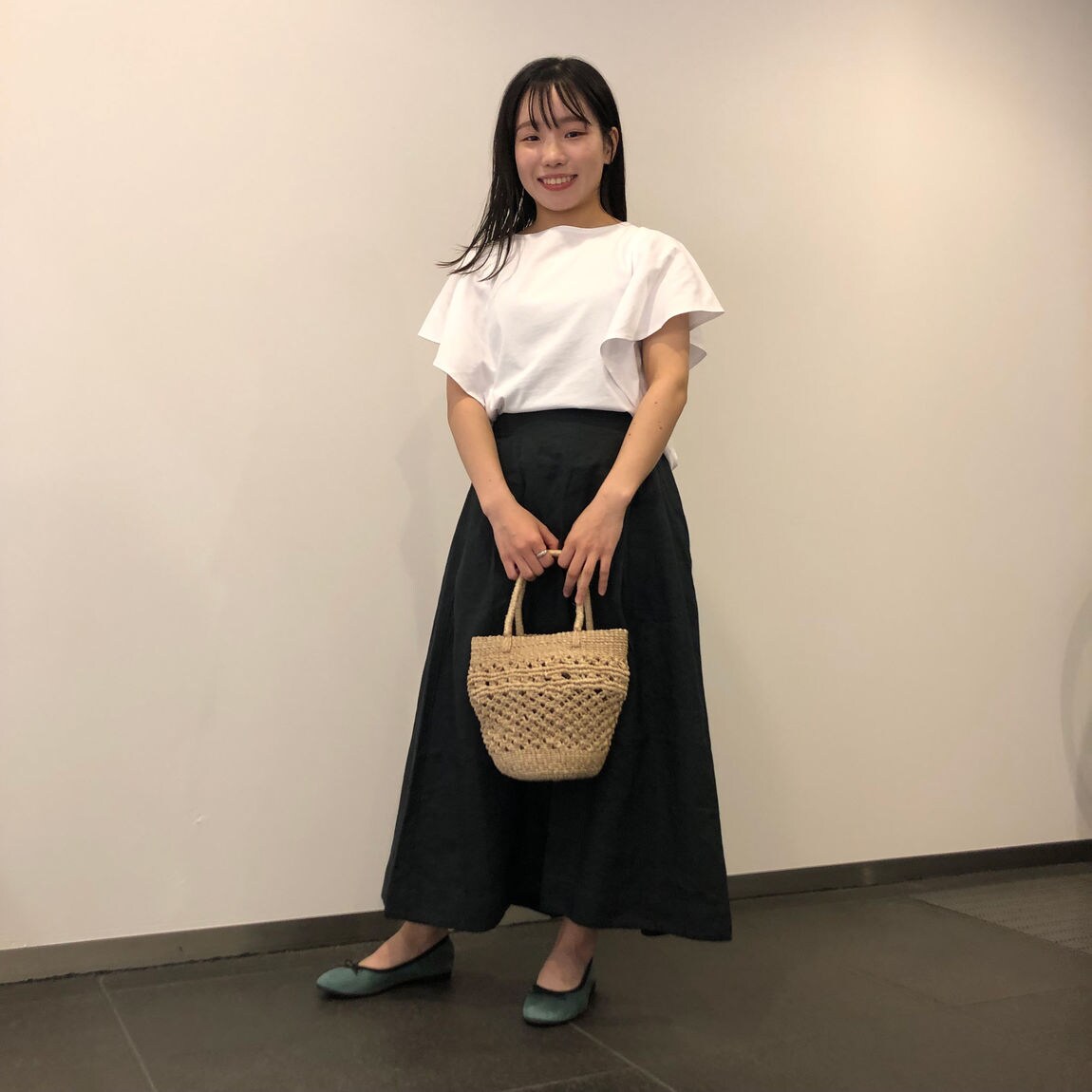 涼感ブラウスTシャツを着た女性　全身