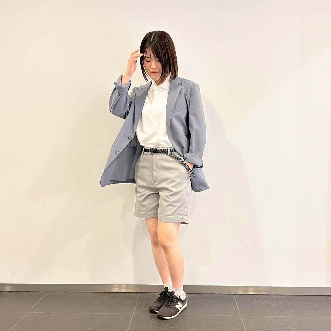 風を通すジャケットを着た女性