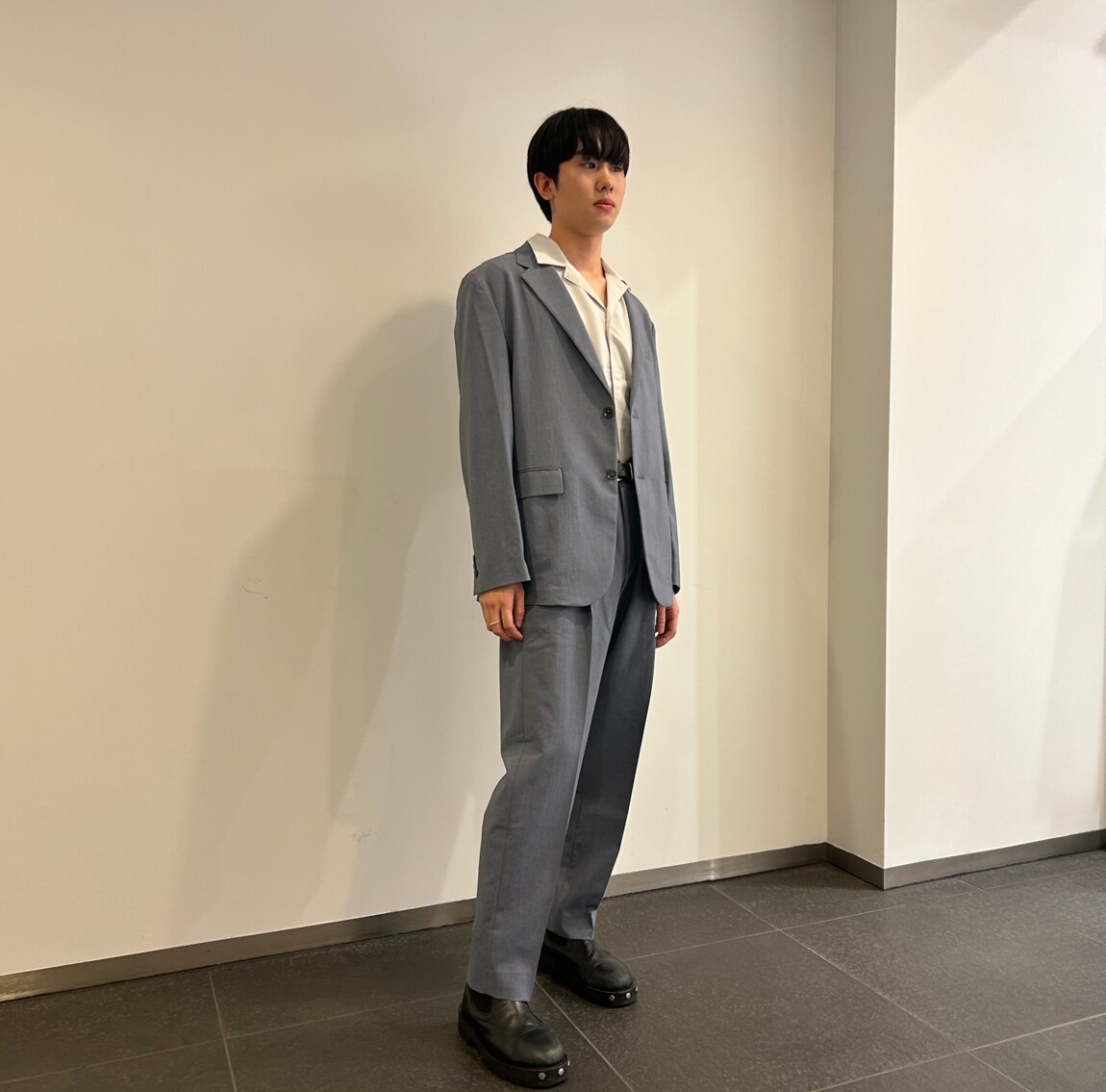 風を通すジャケットを着た男性　全身