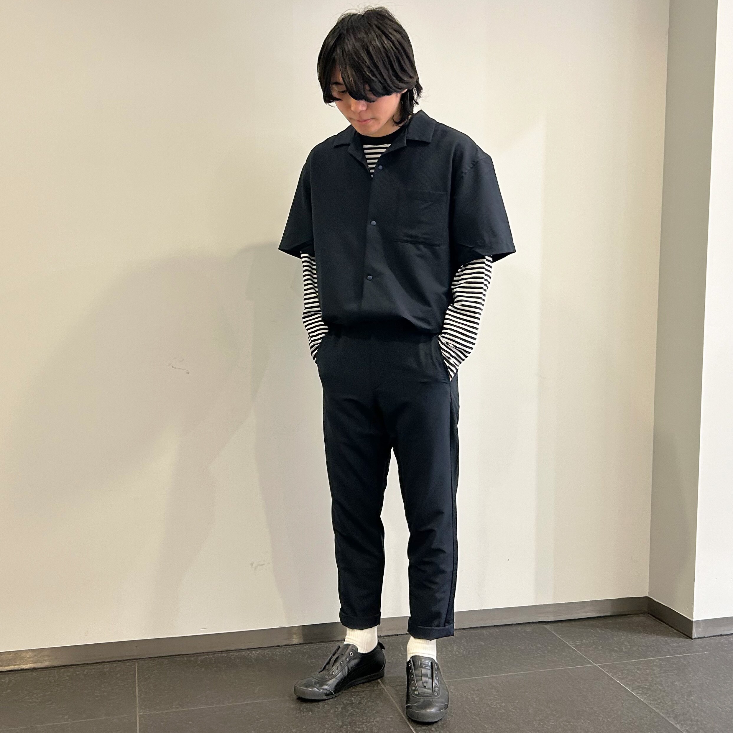風を通すストレッチサッカーオープンカラー半袖シャツを着た男性　全身