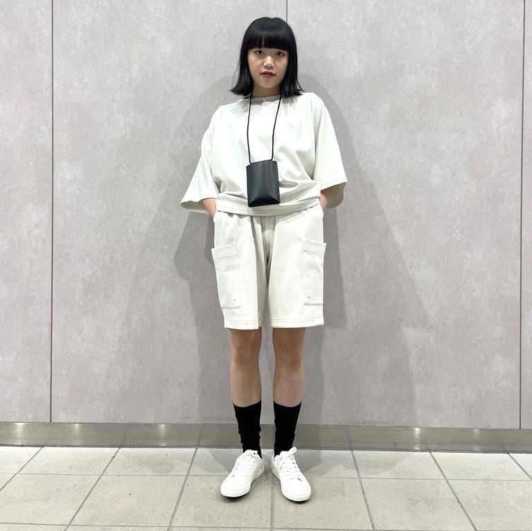 撥水二重編み半袖プルオーバーを着た女性　全身