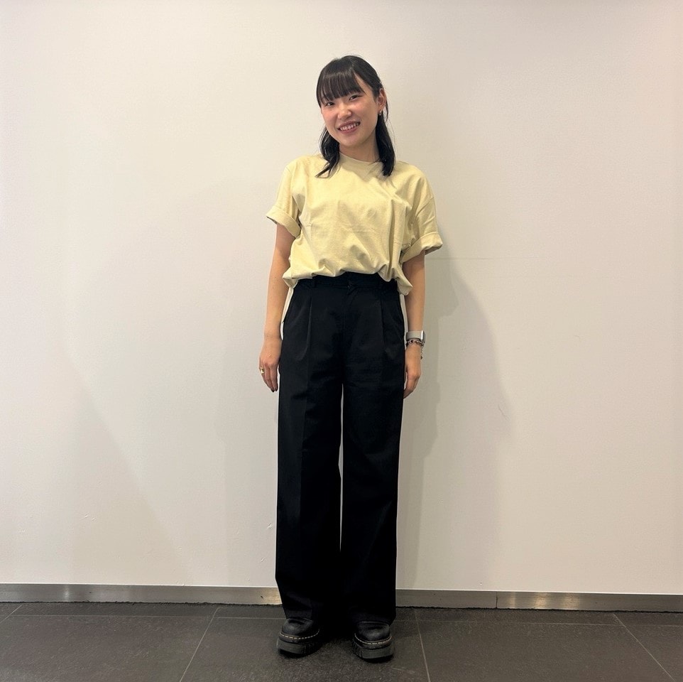 涼感ワイドTシャツを着た女性　全身