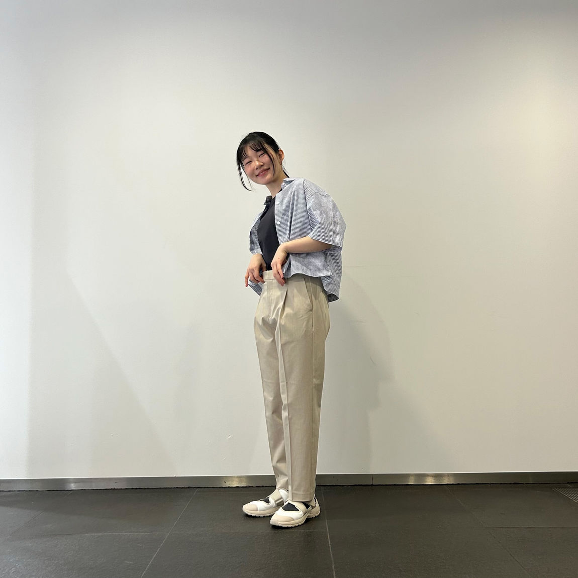 涼感ブロードレギュラー半袖シャツを着た女性　全身