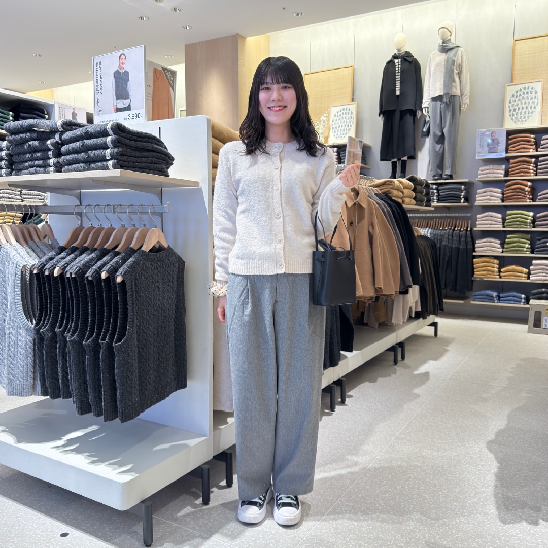 ニットを着た女性