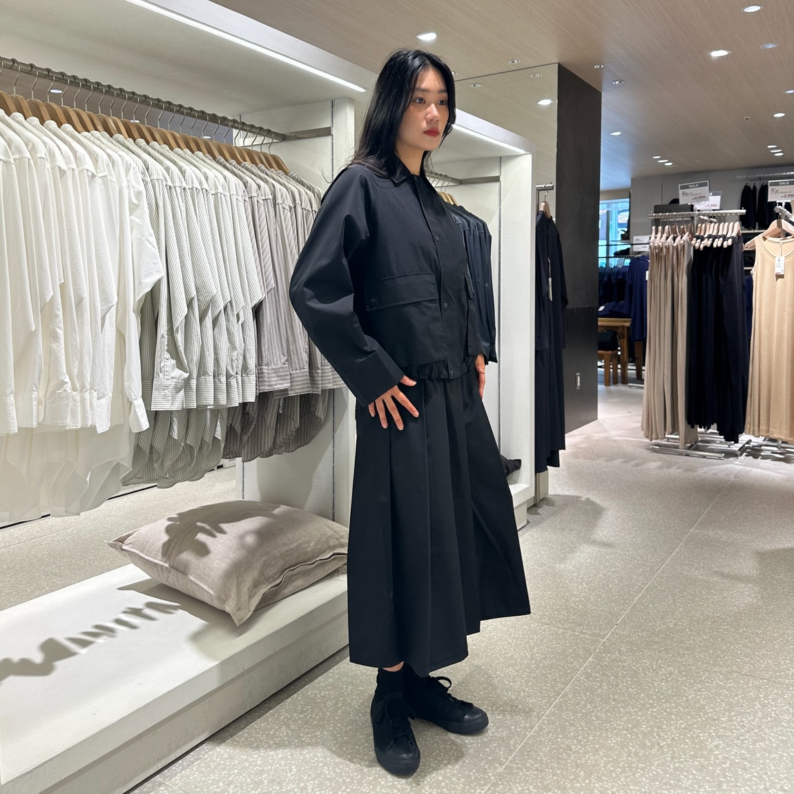 黒い服を着た女性