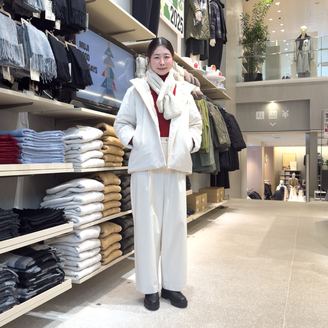 ダウンを着た女性