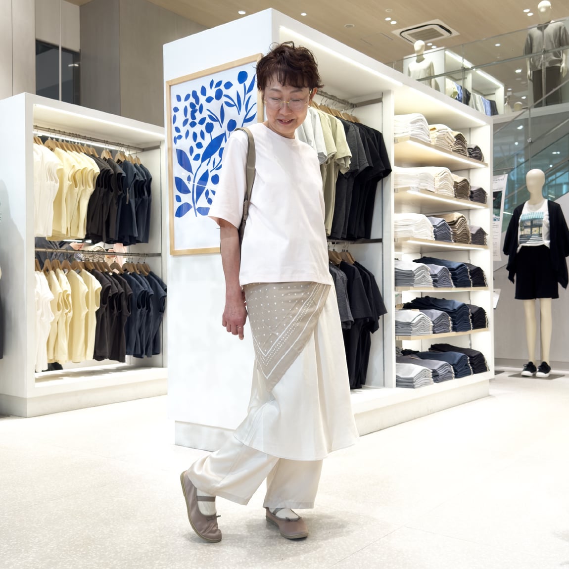 涼感Tシャツを着た女性