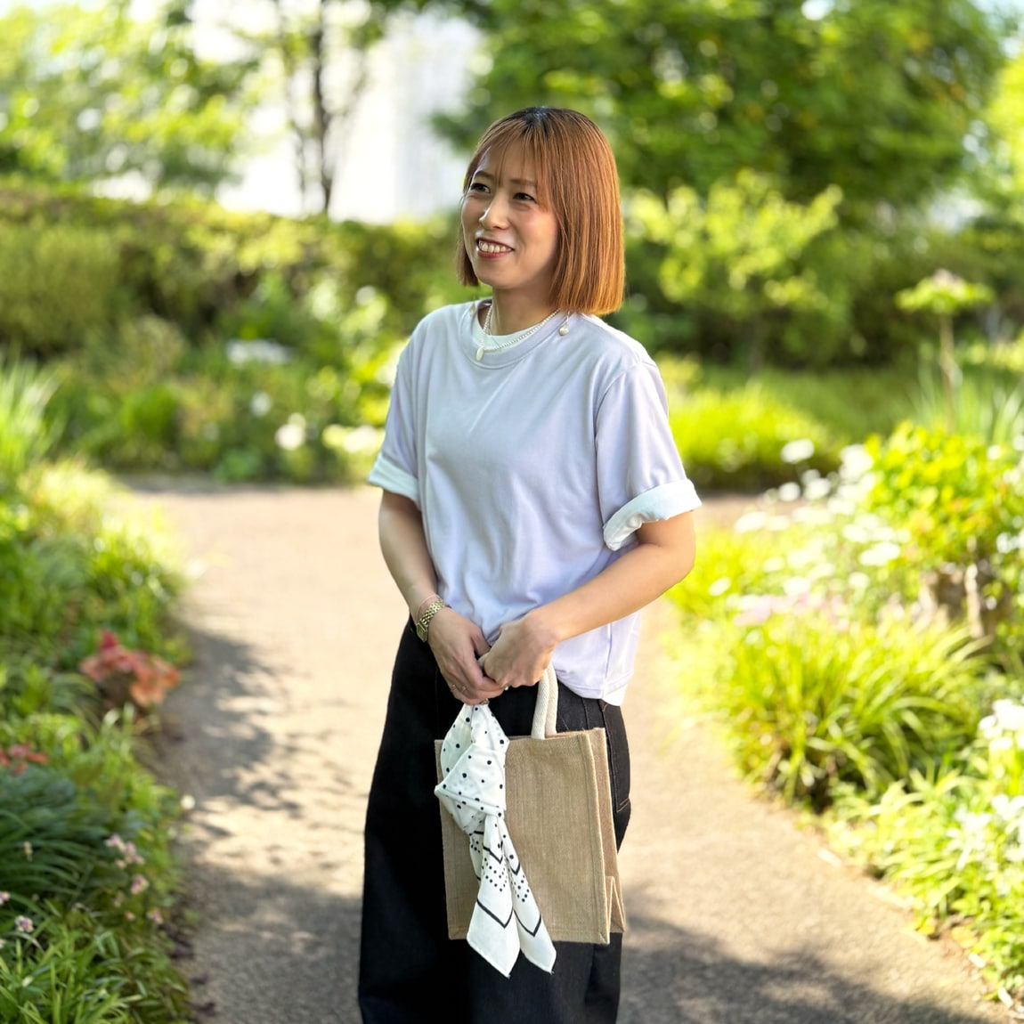 T シャツを着た女性