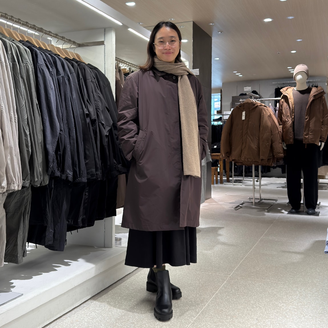 コートを着た女性