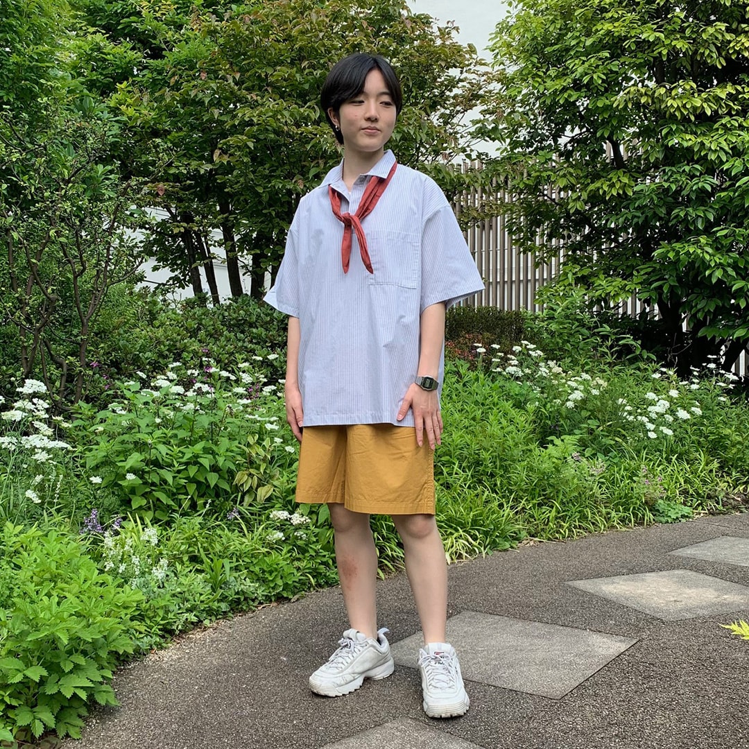 スカーフを巻いた女性