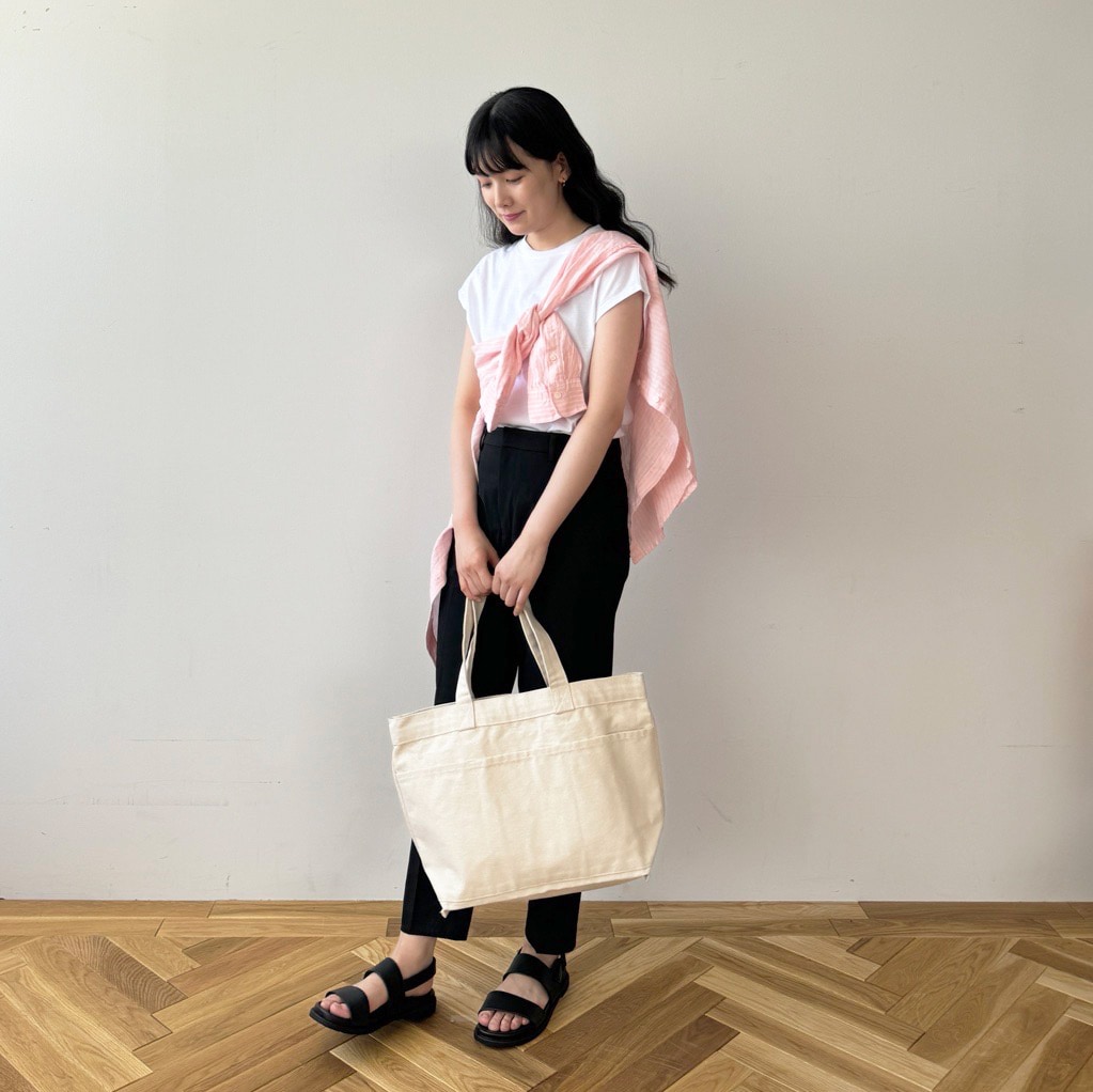天竺編みフレンチスリーブを着た女性