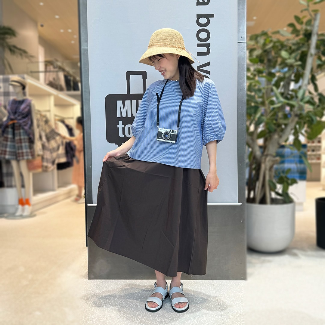 乾きやすいブラウスを着た女性