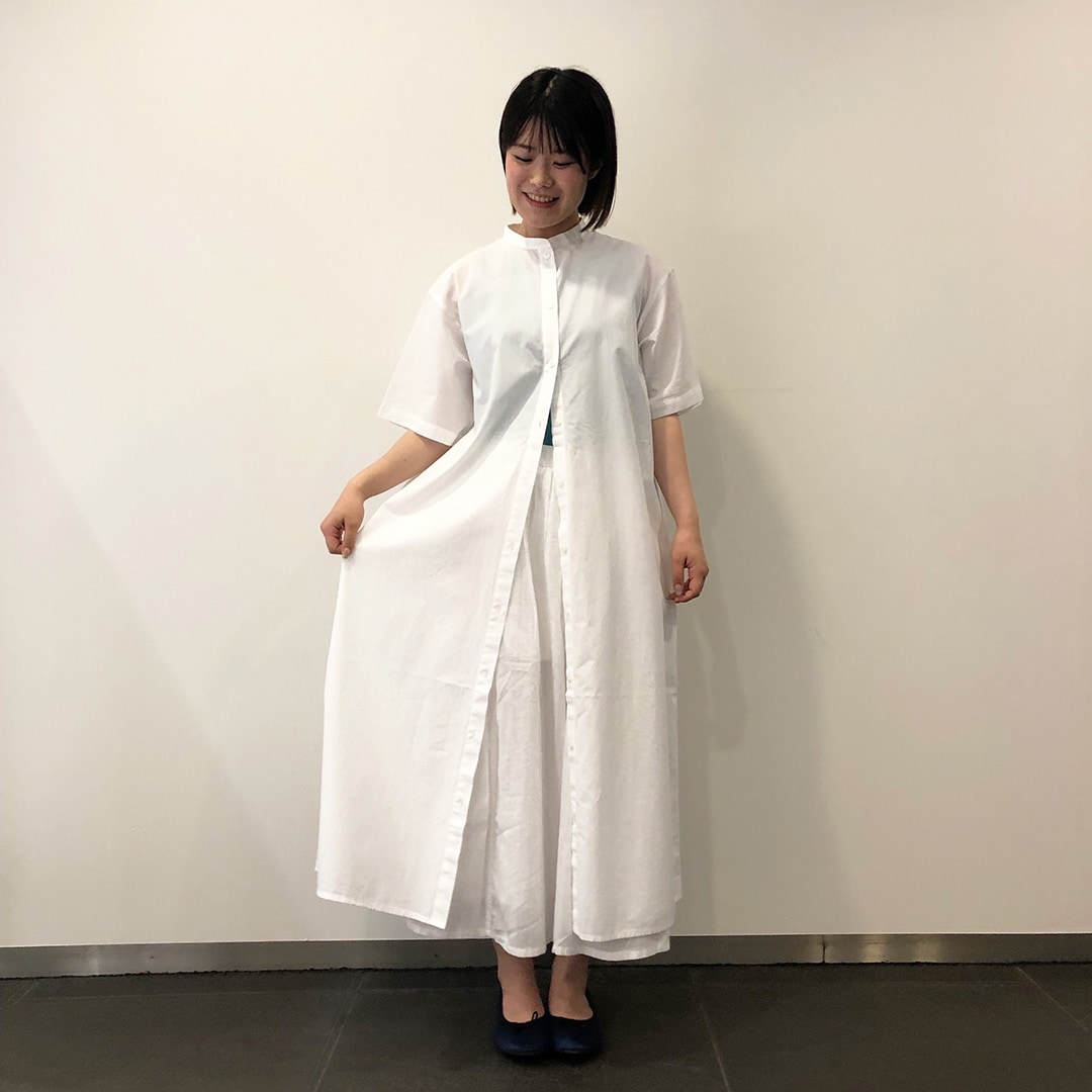 ワンピースを着た女性