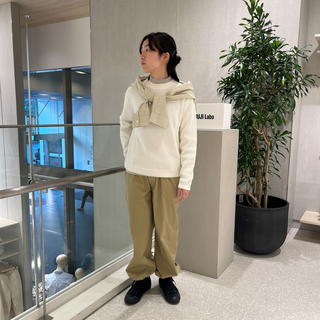 ユーティリティーパンツを着た女性