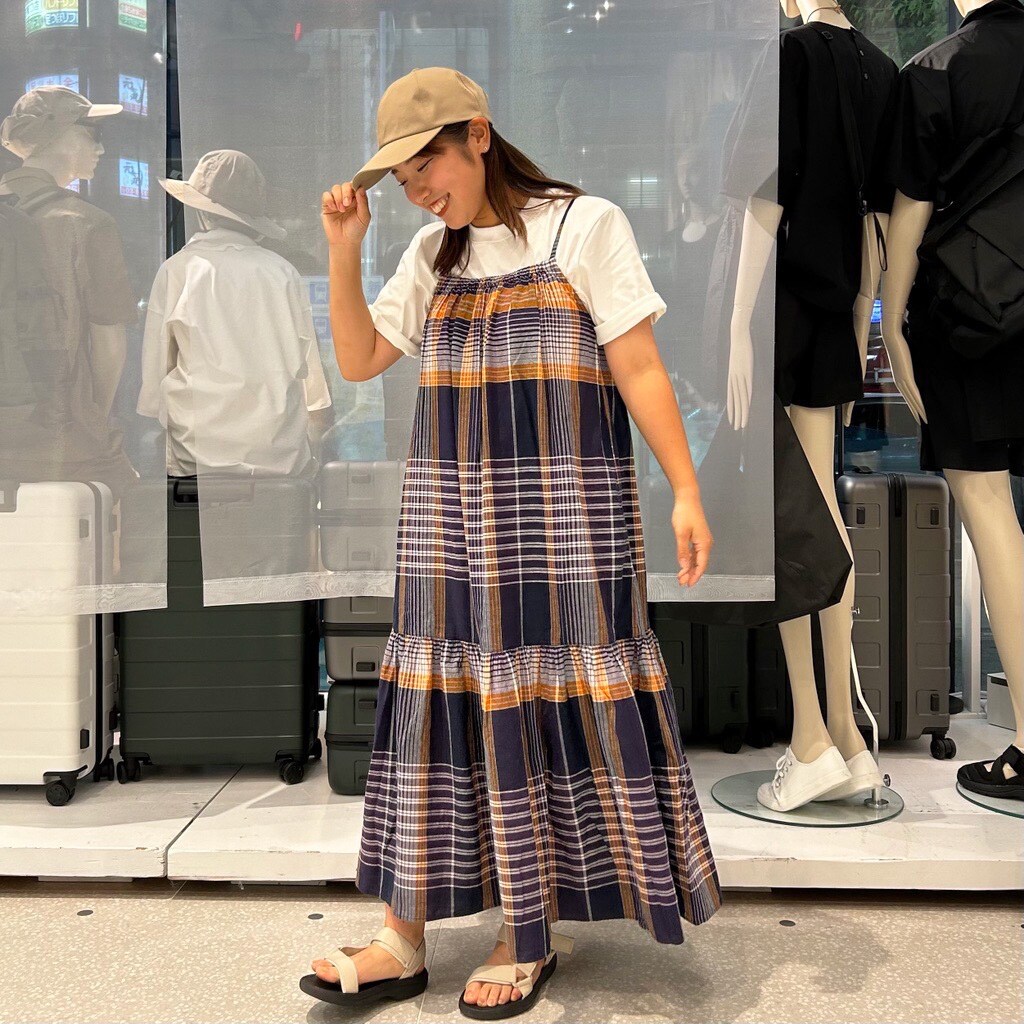 マドラスチェックワンピースを着た女性