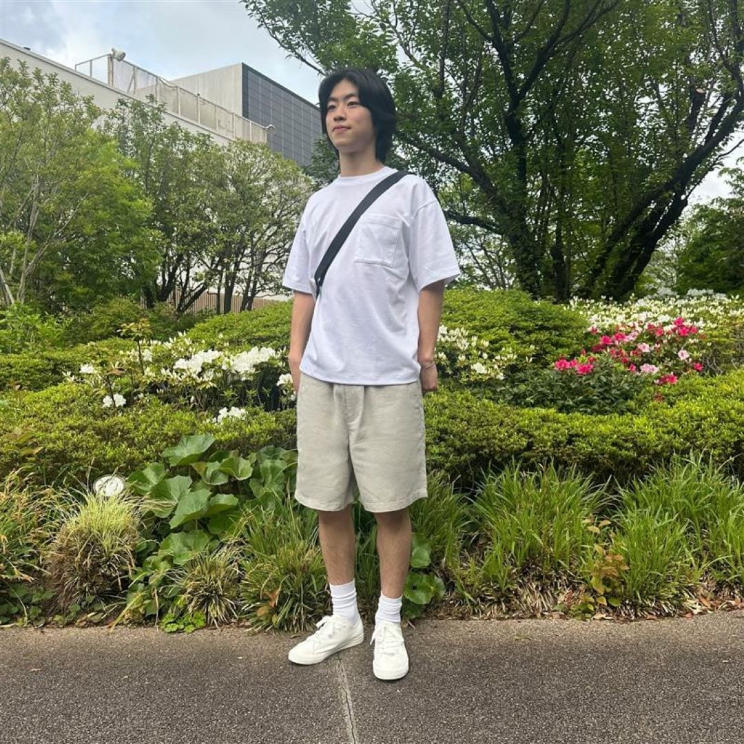白いTシャツを着た男性