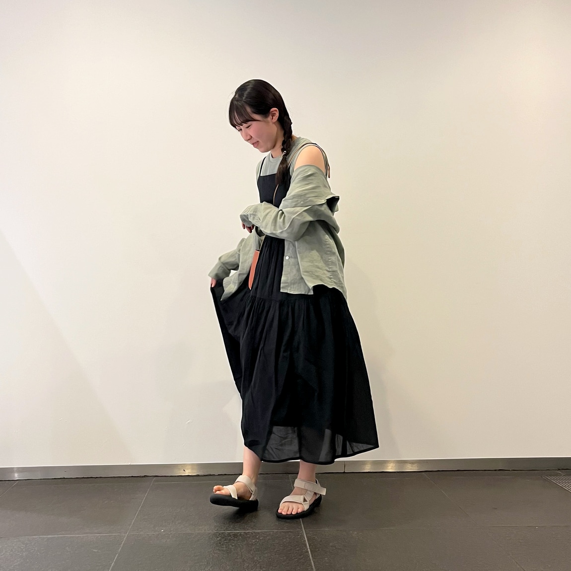 強撚ボイルキャミソールワンピースを着た女性　全身